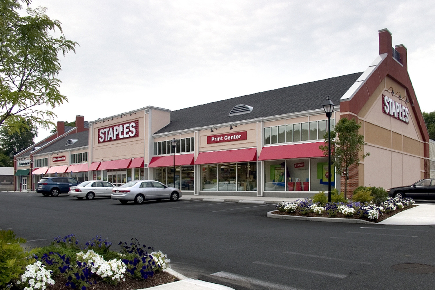 Staples and other tenants in Eaglewood Shops plaza