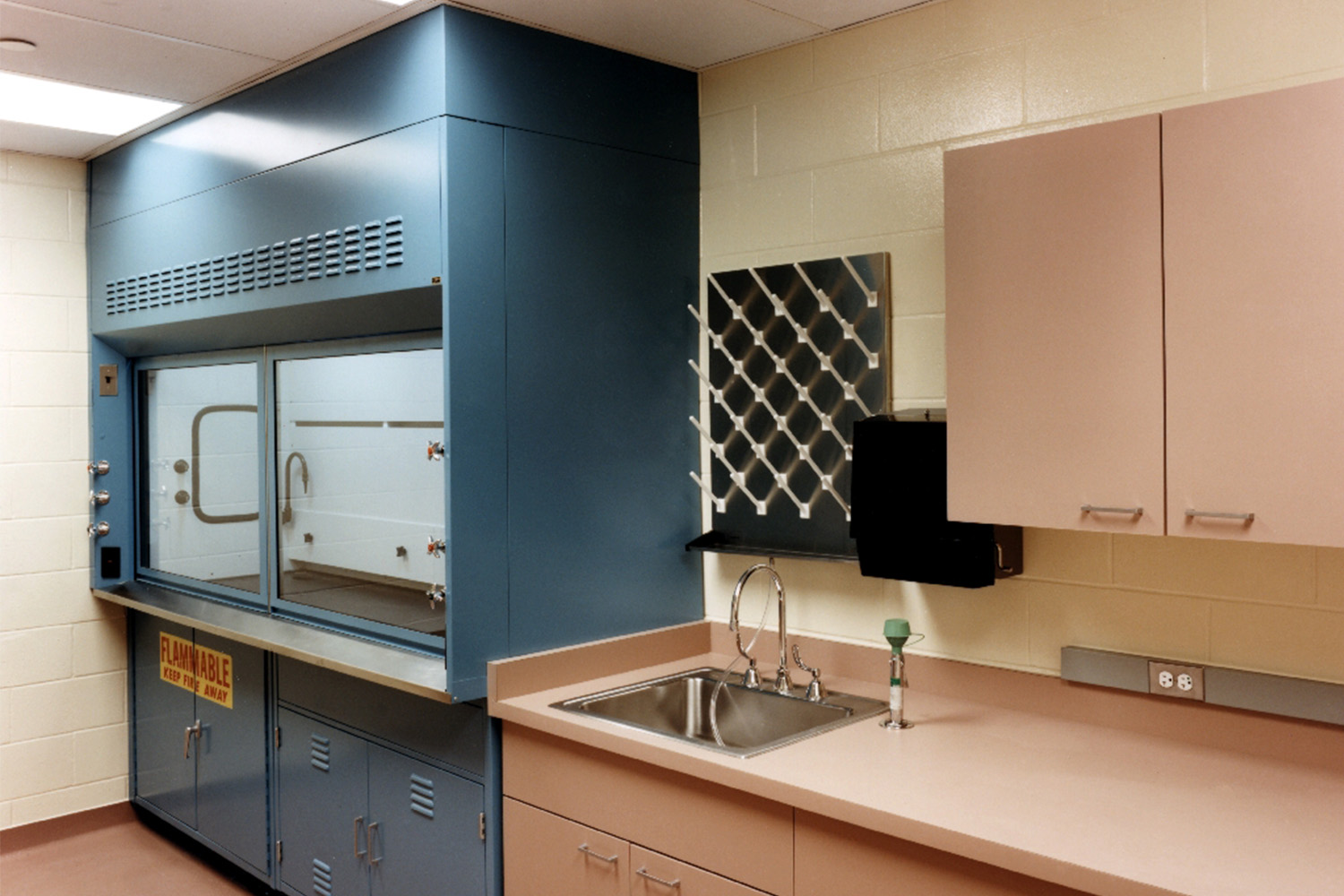 Rinsing station next to chemical fume cabinet 