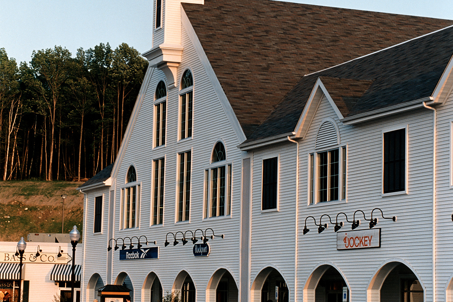Slanted view of the outlet exterior