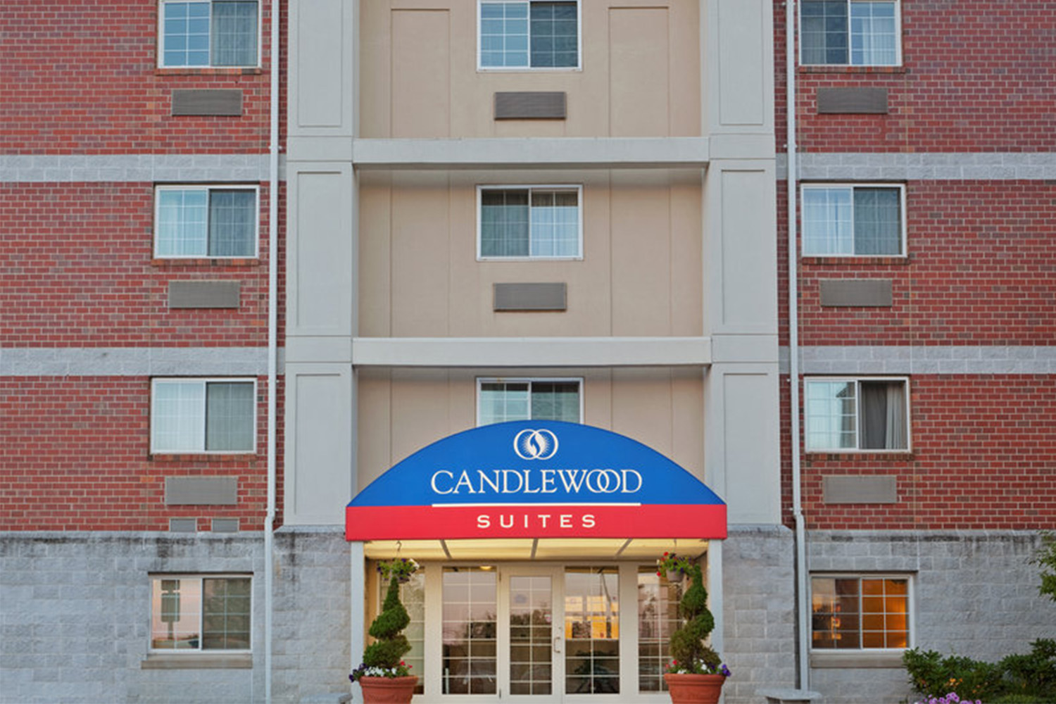 main entrance into Candlewood Suites with blue tent over entrance