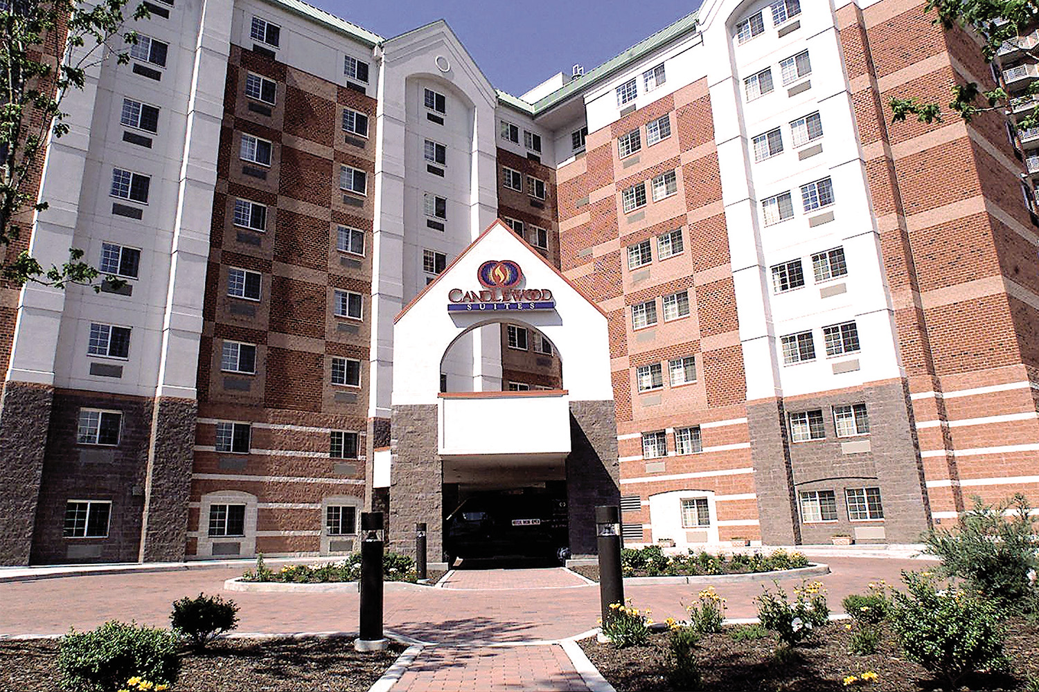 Cornerview of Candlewood hotel entrance 