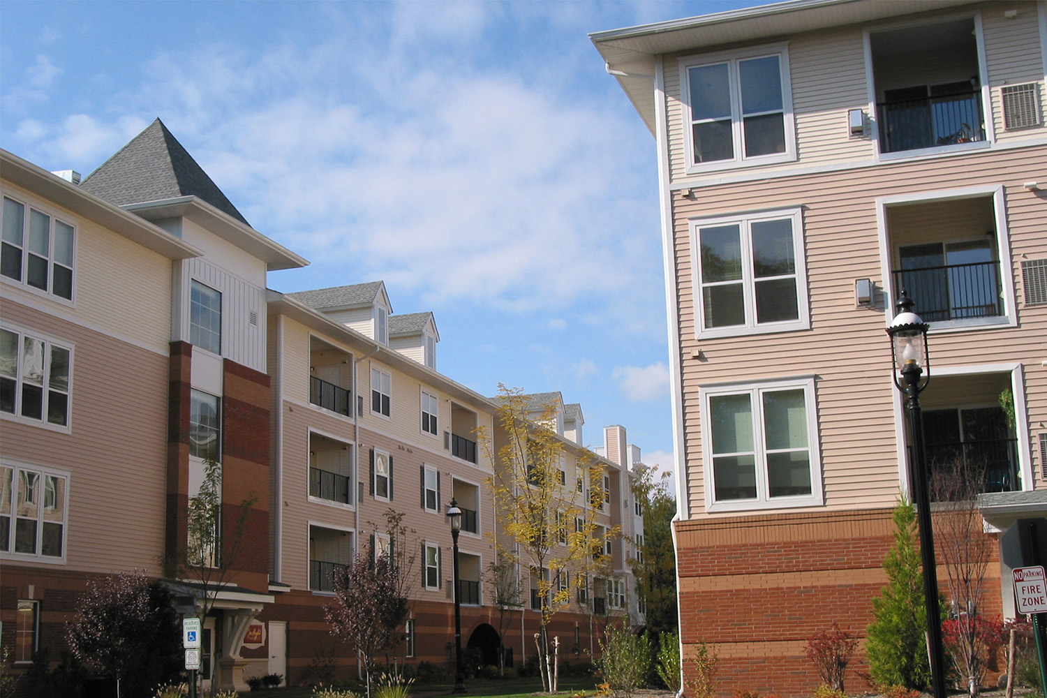 Street view of area between the North and South wings of Gaslight Commons