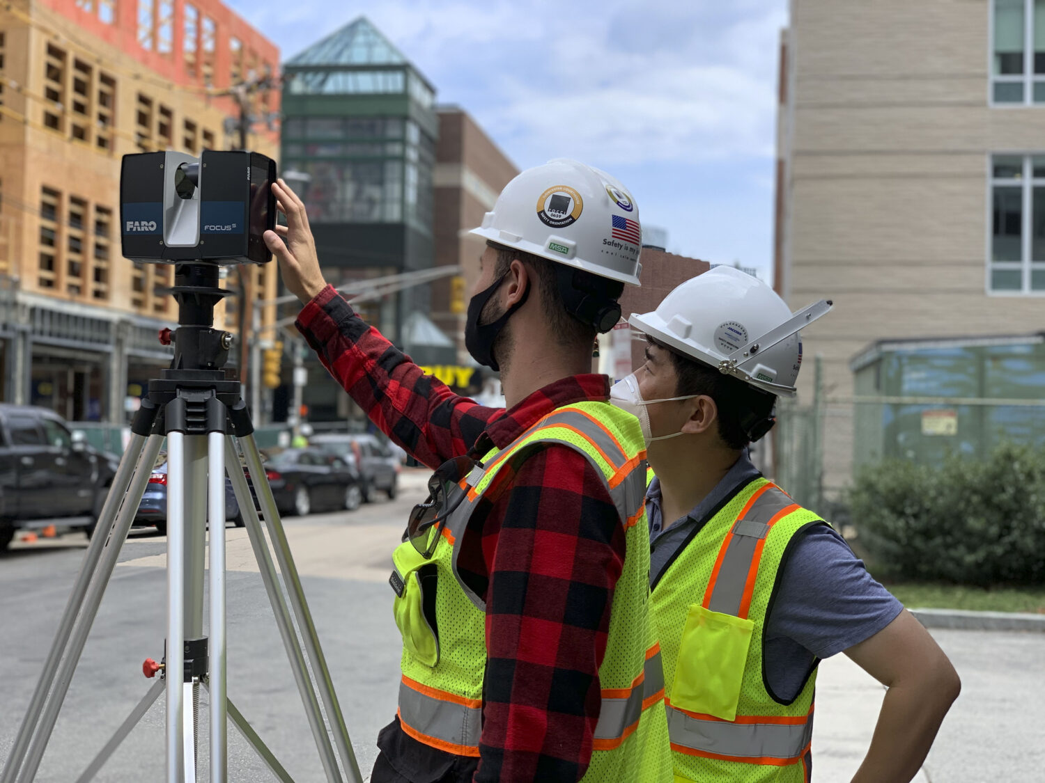 Field Engineer and VDC Specialist using laser scanning equipment to map a building in Cambiridge