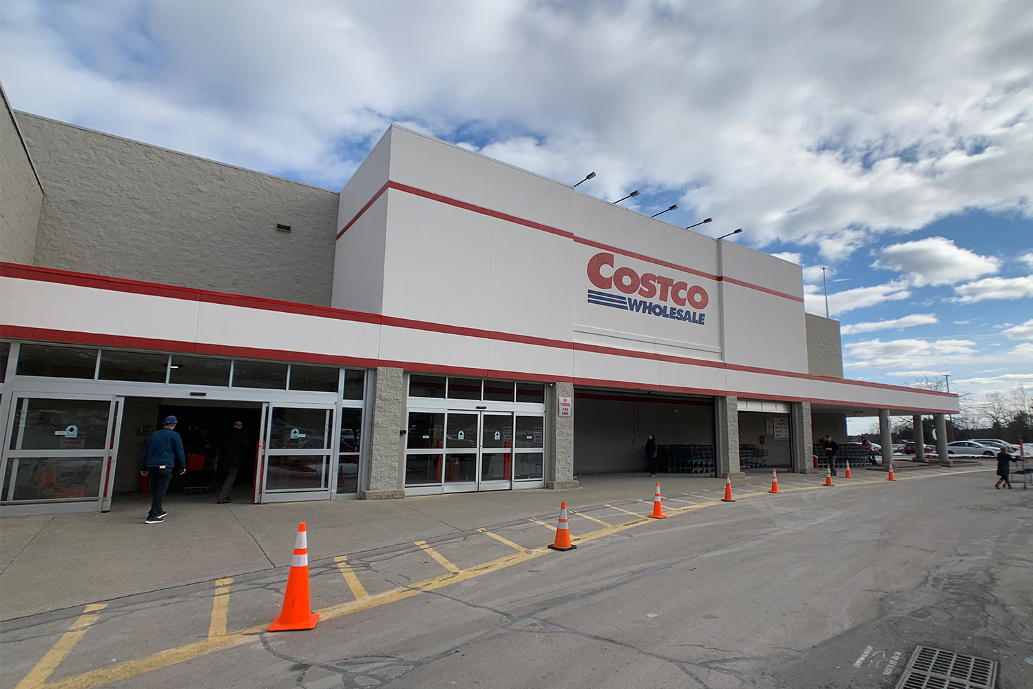 Front of the Costco Nashua building