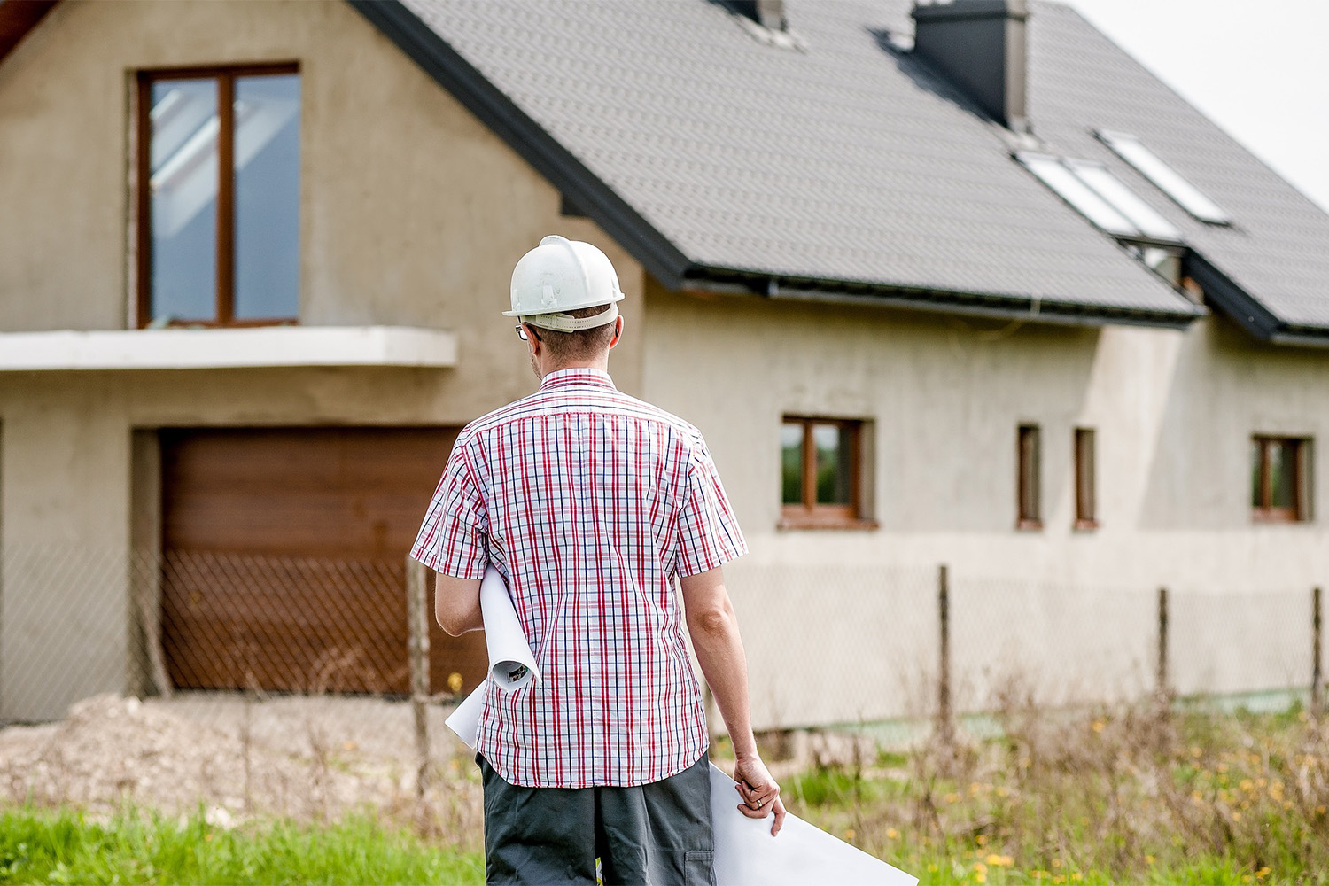 architect with plaid shirt and white hard hat