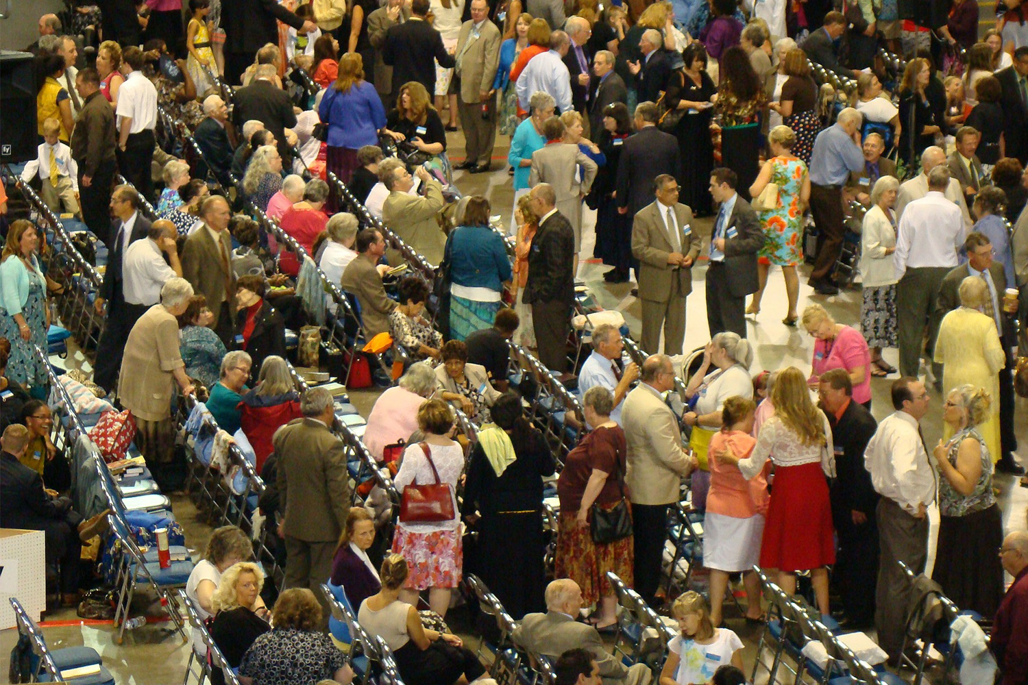 lots of people at convention