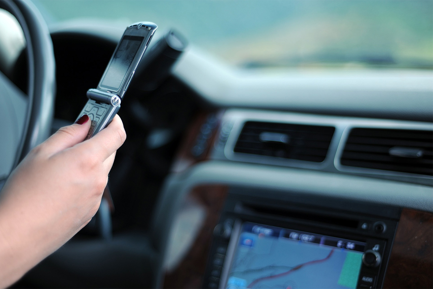 woman texting while driving