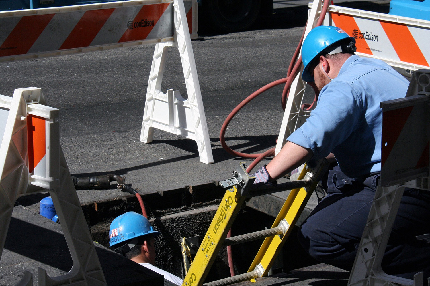 2 construction workers repairing a sewer