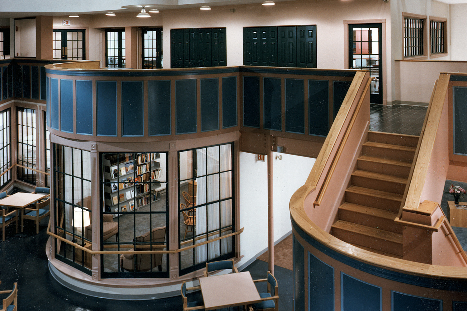 2-floor library with balcony 