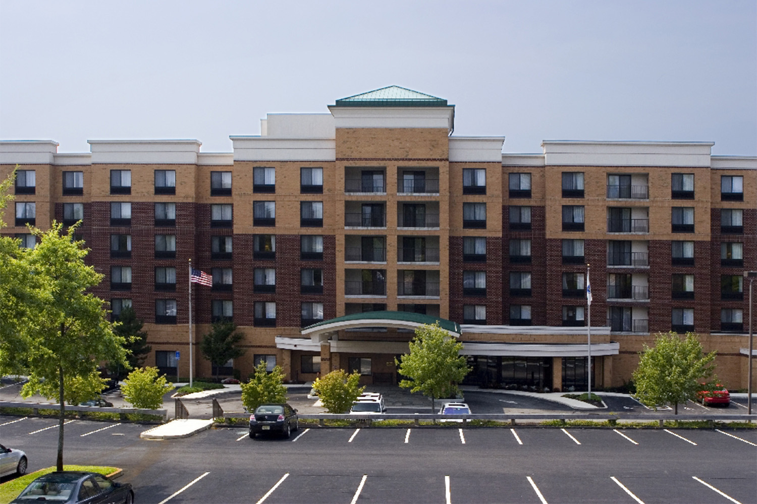 exterior view of the Marriott hotel in Woburn, seen from across parking lot 