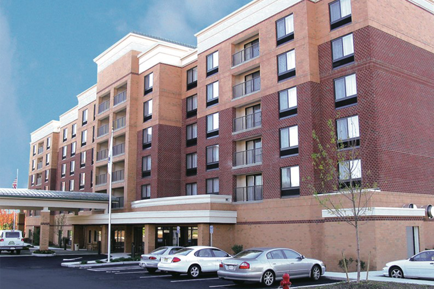 angled side view of the Marriott hotel in Woburn, on a bright day 