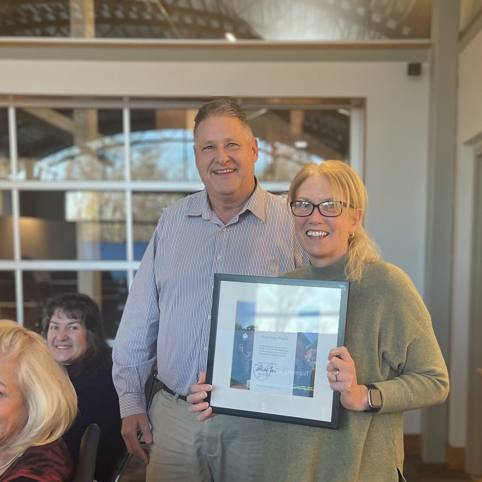 Kim receiving an award from Paul